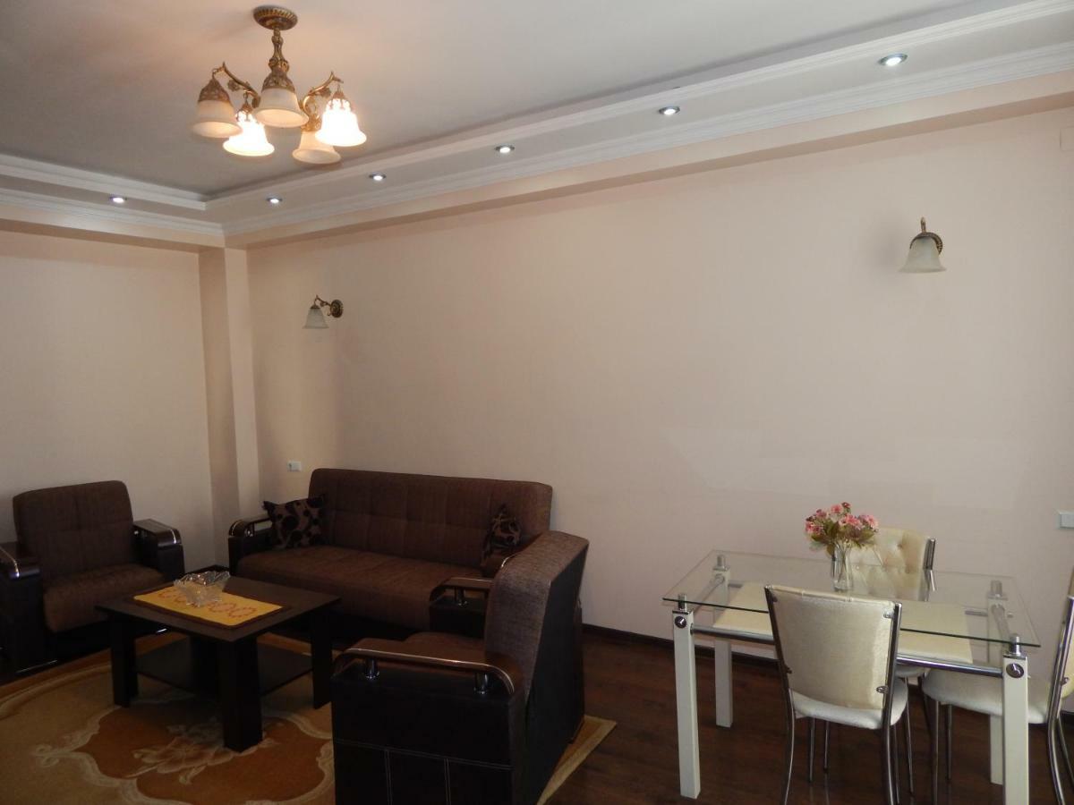 Apartment First Line From Sea Batoemi Buitenkant foto