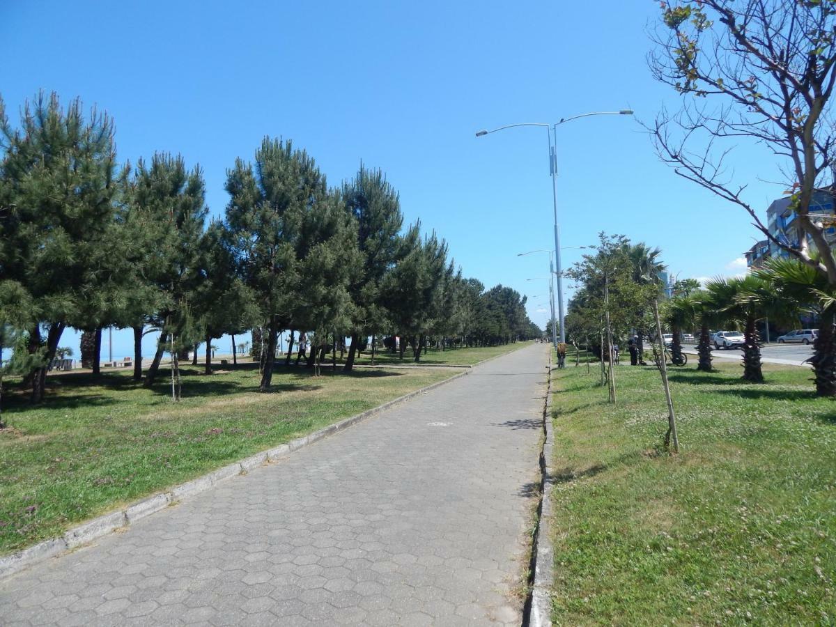 Apartment First Line From Sea Batoemi Buitenkant foto